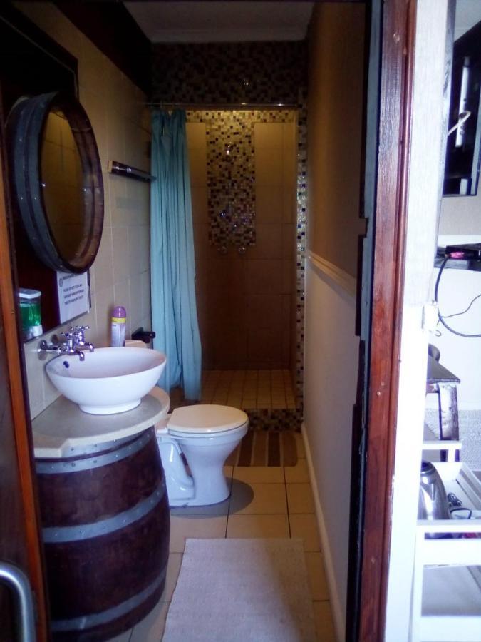 Bread And Barrel Guesthouse Bellville Ciudad del Cabo Exterior foto
